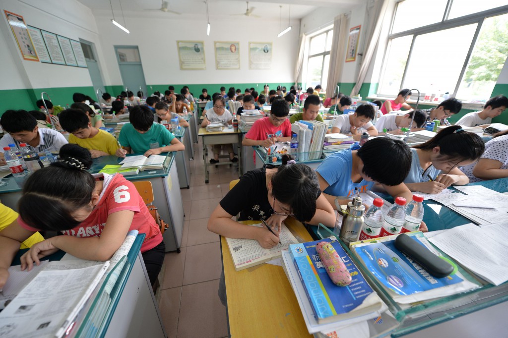 E1M7J3 Xushui, China's Hebei Province. 6th June, 2014. Students prepare for the coming national college entrance exam, or Gaokao in Chinese, in Xushui County, north China's Hebei Province, June 6, 2014. The exam, which will be held this weekend, will have nearly 9.4 million participants across the country. © Zhu Xudong/Xinhua/Alamy Live News
