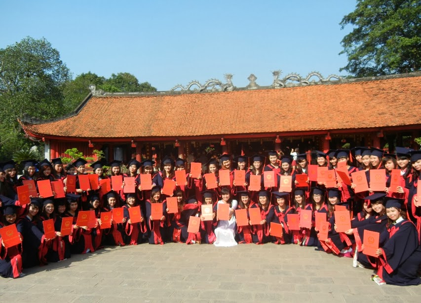 A photo of a university graduation ceremony in Vietnam. 