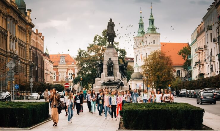 Education in Poland Lead Image: A photo of schoolchildren touring the Grunwald Monument in Kraków